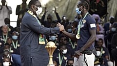 الرئيس السنغالي ماكي سال (إلى اليسار) يحيي المهاجم السنغالي ساديو ماني (إلى اليمين) خلال الحفل في قصر الجمهورية في داكار 
