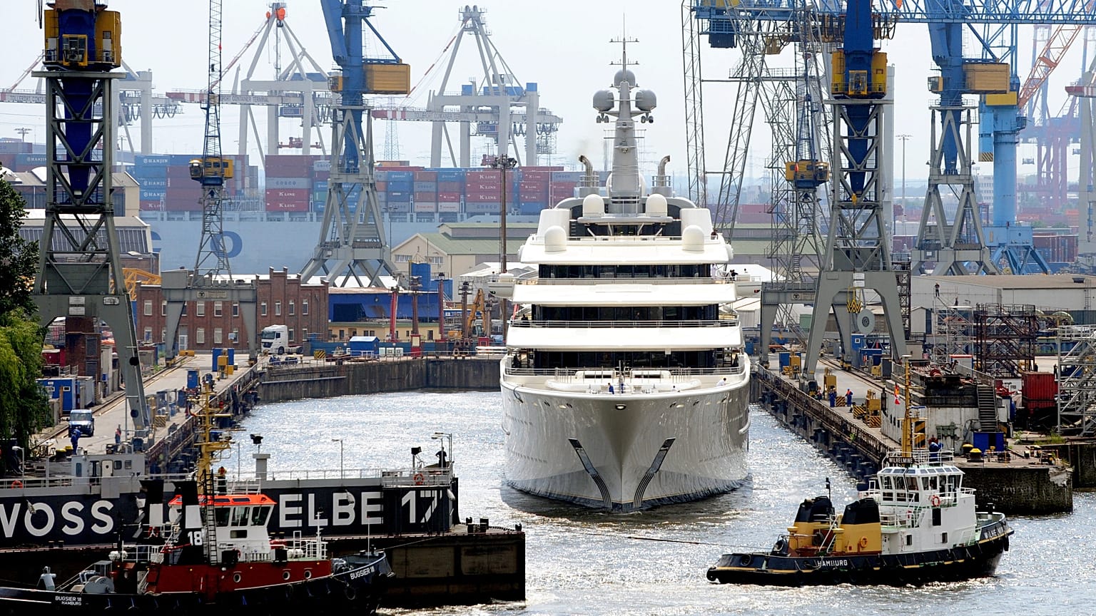 Luxusyacht "Eclipse" in der Werft Blohm + Voss im Hamburger Hafen, 11.06.2010