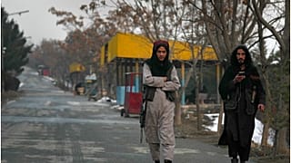 مقاتلو طالبان يسيرون في منتزه في كابول، أفغانستان