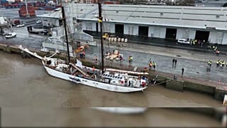 Il veliero "Avontuur" attraccato al porto di Bordeaux.