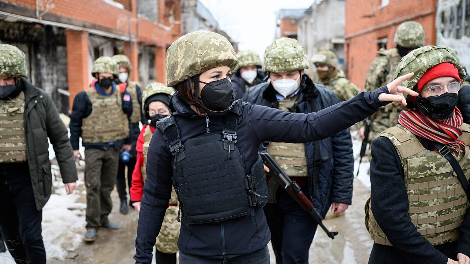 Die deutsche Außenministerin Annalena Baerbock während eines Besuchs in Shyrokyne, Donezk, Ukraine, 08.02.2022