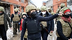 Die deutsche Außenministerin Annalena Baerbock während eines Besuchs in Shyrokyne, Donezk, Ukraine, 08.02.2022