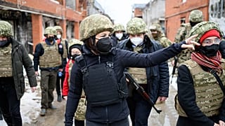 Die deutsche Außenministerin Annalena Baerbock während eines Besuchs in Shyrokyne, Donezk, Ukraine, 08.02.2022