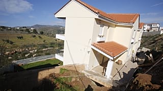 Σπίτι που έχει υποστεί μεγάλες ζημιές από υποχώρηση του εδάφους στην περιοχή του Νέου Βουτζά