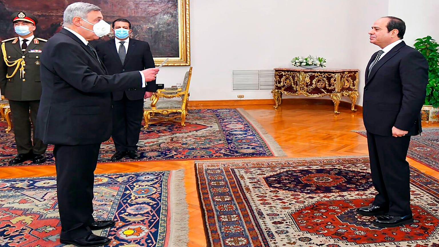 القاضي المصري بولس فهمي يؤدي اليمين الدستورية أمام الرئيس عبد الفتاح السيسي، كأول مسيحي قبطي على الإطلاق يترأس أعلى محكمة في البلاد، 9 فبراير 2022