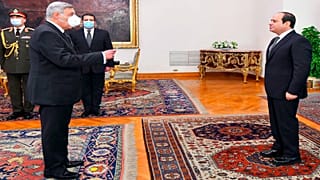 القاضي المصري بولس فهمي يؤدي اليمين الدستورية أمام الرئيس عبد الفتاح السيسي، كأول مسيحي قبطي على الإطلاق يترأس أعلى محكمة في البلاد، 9 فبراير 2022
