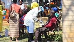 Koleragyanús betegek egy zimbabwei kórház udvarán 2018. szeptemberében – a betegség leggyakrabban a fejlődő országok nyomortelepein bukkan fel – képünk illusztráció