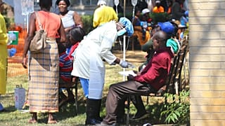 Koleragyanús betegek egy zimbabwei kórház udvarán 2018. szeptemberében – a betegség leggyakrabban a fejlődő országok nyomortelepein bukkan fel – képünk illusztráció