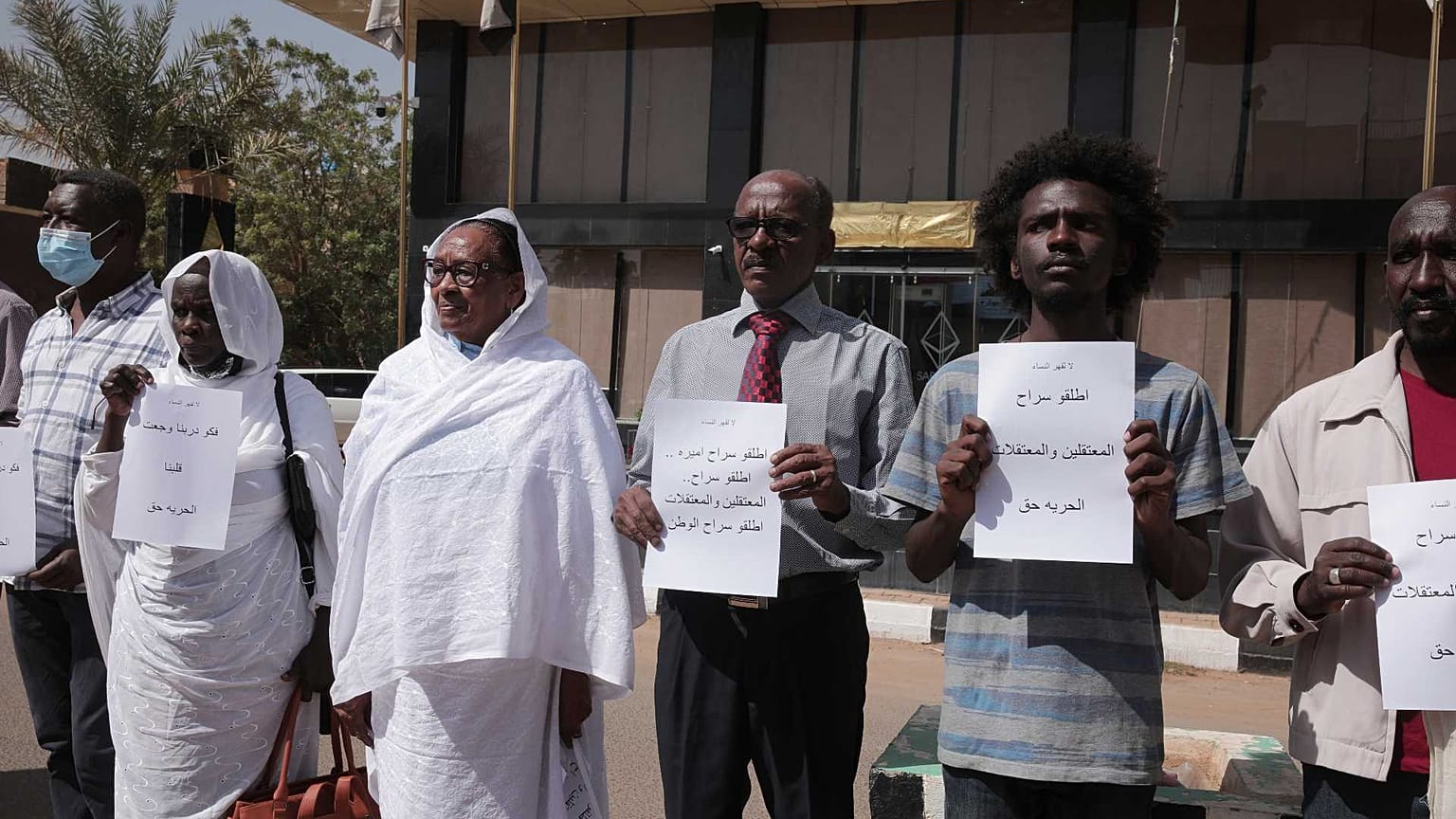 وقفة تطالب بالإفراج عن جميع المعتقلين أمام مكتب حقوق الإنسان التابع للأمم المتحدة في الخرطوم، السودان، الأربعاء 2 فبراير 2022