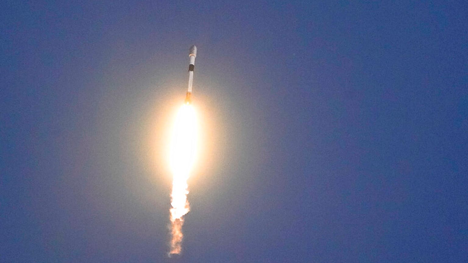 Ο πύραυλος Spacex Falcon 9 μεταφέρει δορυφόρους στο διάστημα