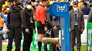 الحكم الكولومبي ويلمار رولدان يتفقد شاشة حكم الفيديو المساعد خلال مباراة تصفيات كأس العالم قطر 2022 بين الإكوادور والبرازيل، ملعب كازا بلانكا في كيتو، الإكوادور، 27 يناير 2022