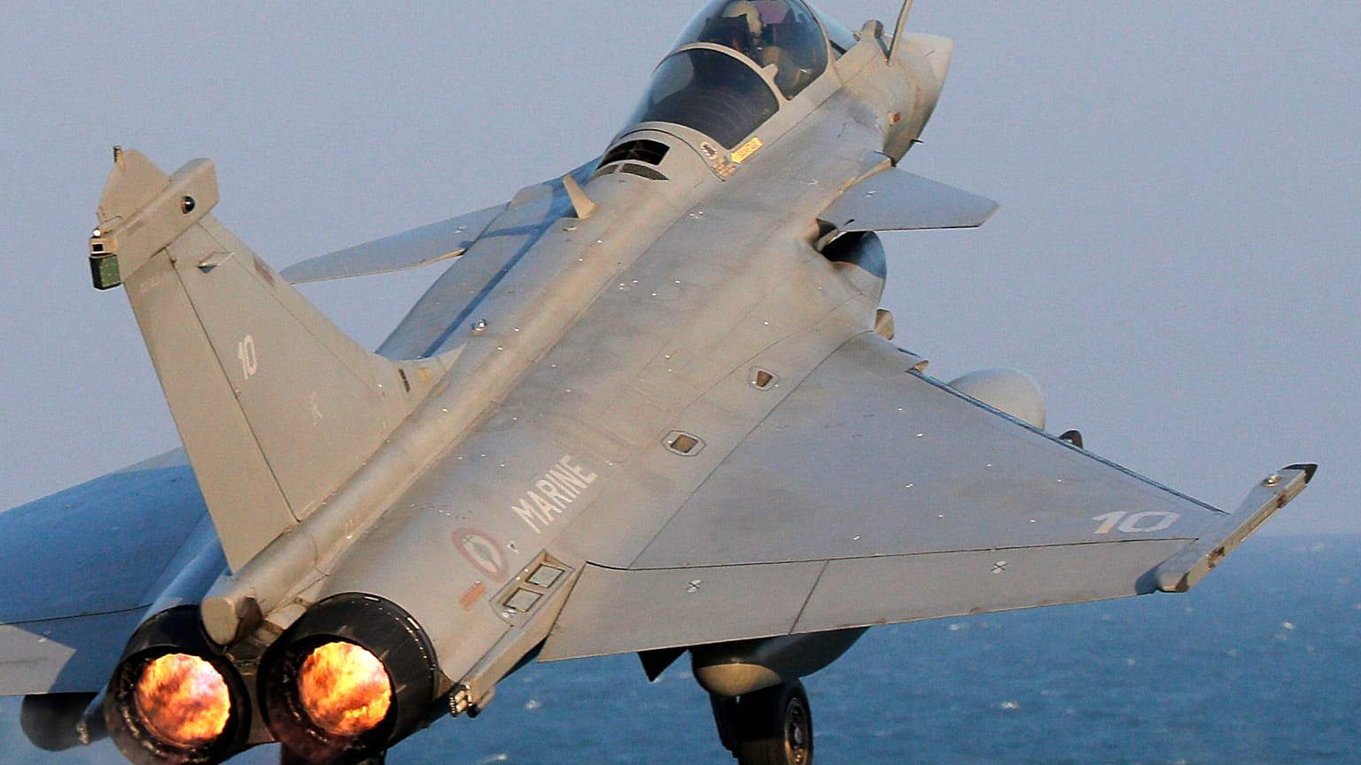 Archives - un Rafale est catapulté depuis le porte-avions français Charles de Gaulle, dans le Golfe persique - 13 janvier 2016
