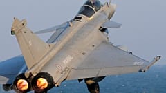 Archives - un Rafale est catapulté depuis le porte-avions français Charles de Gaulle, dans le Golfe persique - 13 janvier 2016