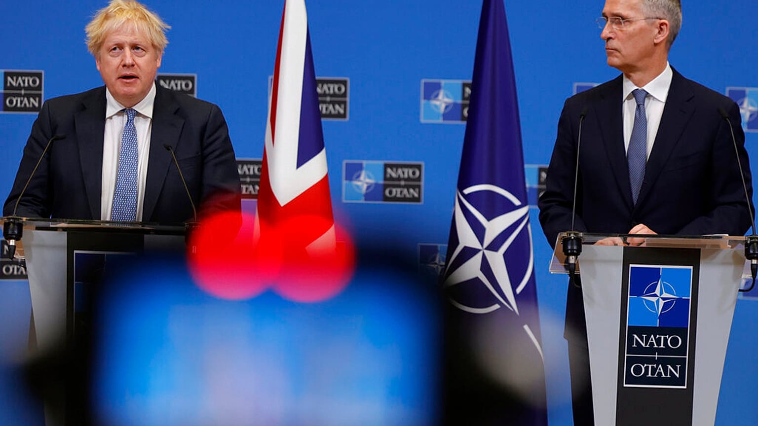 Il "pugno duro" di Johnson e Stoltenberg. (Bruxelles, 10.2.2022)