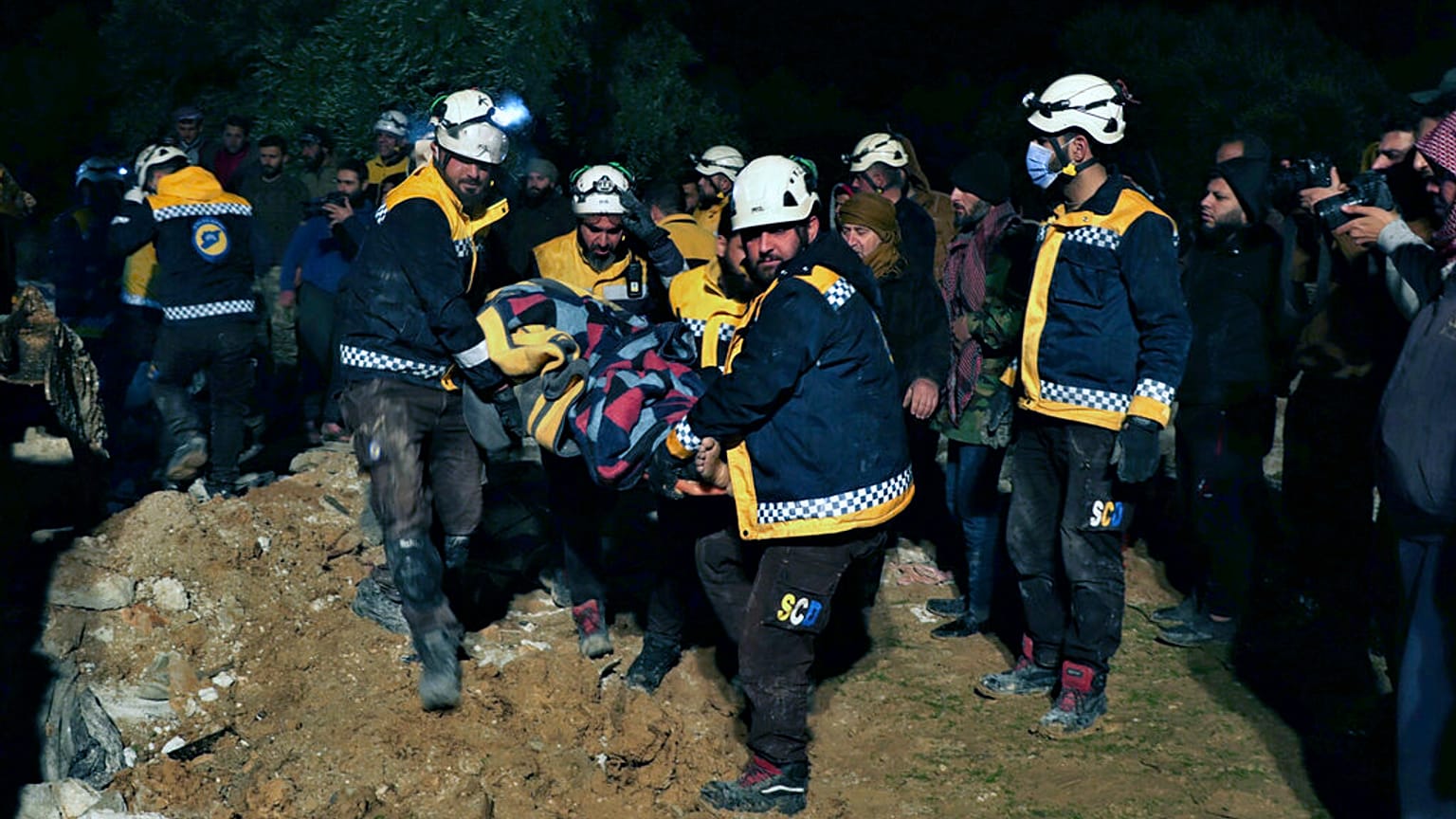 Secouristes dans les décombres d'un immeuble à Idlib (Syrie), le 09/02/2022 - Image fournie par les "Casques Blancs"