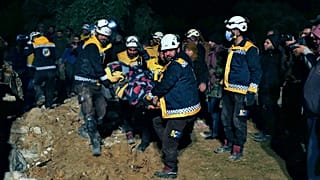 Secouristes dans les décombres d'un immeuble à Idlib (Syrie), le 09/02/2022 - Image fournie par les "Casques Blancs"