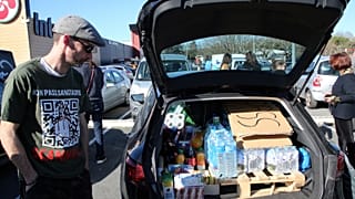Párizsba készülő autós tüntetők a délnyugat-franciaországi Bayonne-ban