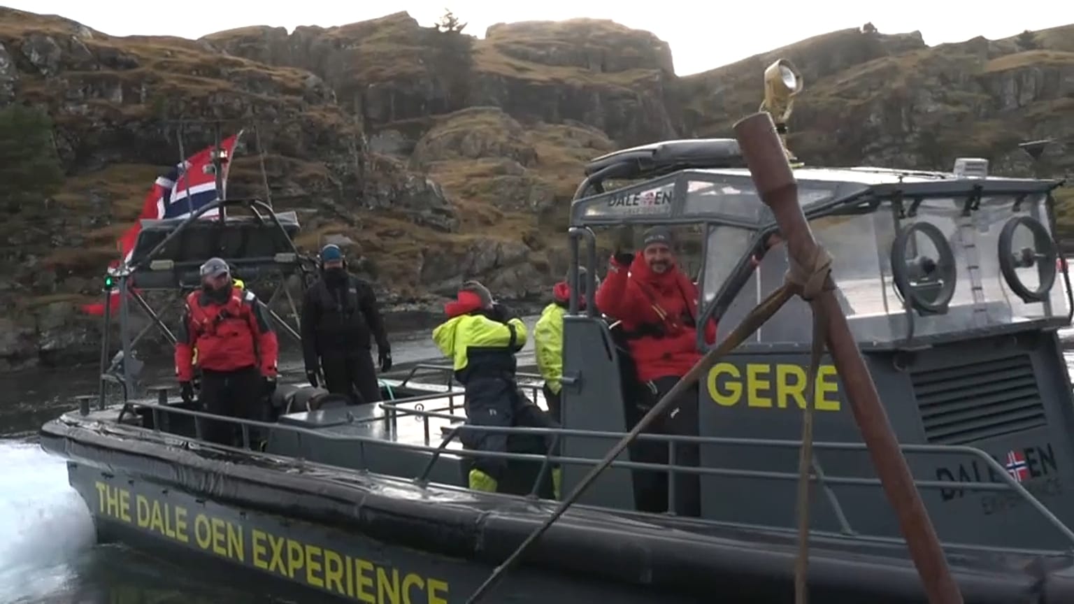 Kronprinz Haakon von Norwegen springt von einer Brücke - für den guten Zweck