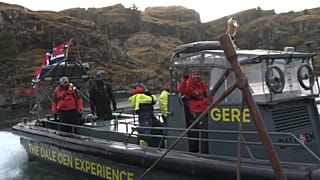 Kronprinz Haakon von Norwegen springt von einer Brücke - für den guten Zweck