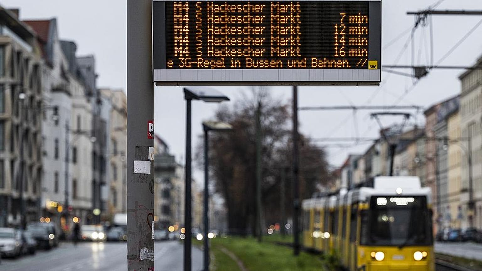Tram M4 in Berlin Prenzlauer Berg, 23.11.2021