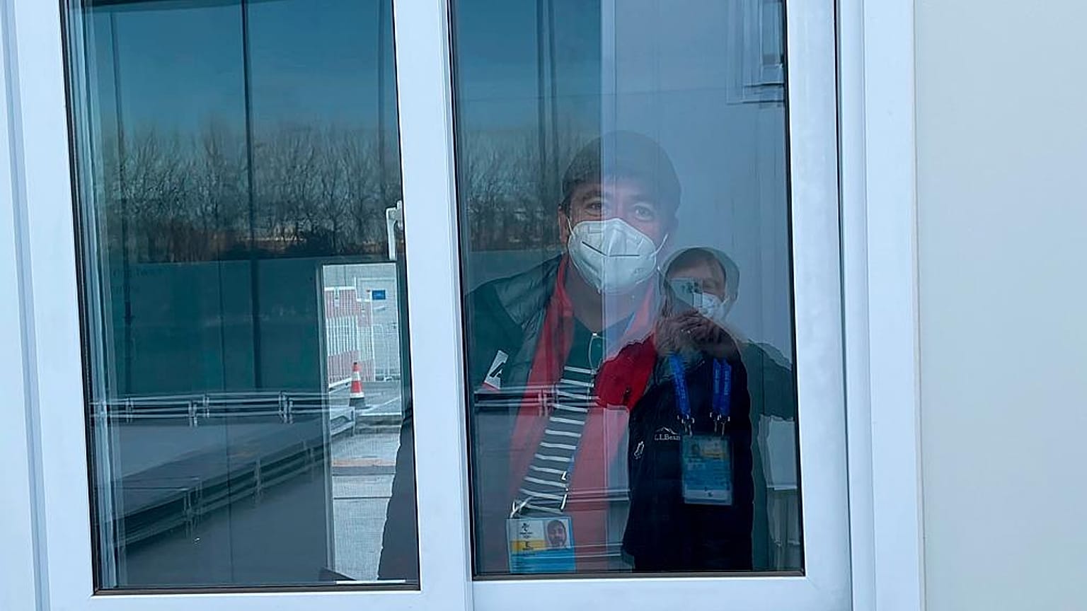 John Leicester, ein Journalist der AP wartet im Isolationsraum bei den Olympischen Spielen auf sein Corona-Testergebnis