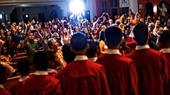 Mezun olan Portekizli öğrenciler için kilisede ayin (Arşiv)