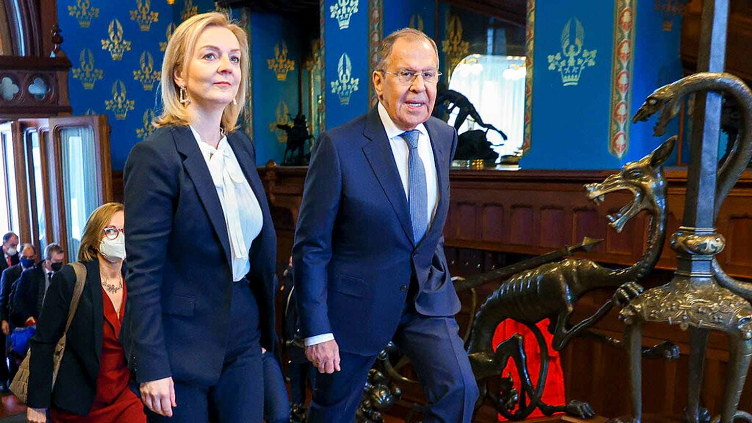 Ο Ρώσος υπουργός Εξωτερικών Σεργκέι Λαβρόφ συναντά την Βρετανίδα ομόλογό του Λιζ Τρας στη Μόσχα