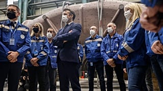 الرئيس الفرنسي إيمانويل ماكرون في موقع الإنتاج الرئيسي لشركة GE Steam Power System لأنظمة التوربينات النووية في بلفور، شرق فرنسا، 10 فبراير 2022 