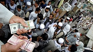 Afganistan'ın başkenti Kabil'de döviz bozan bir kişi