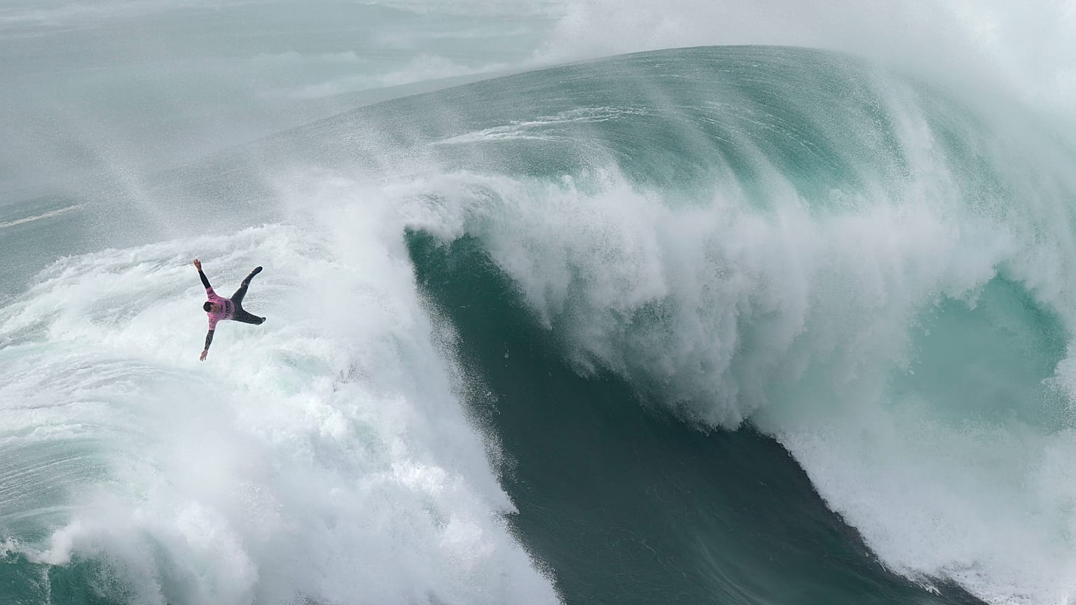 Francês Eric Rebiere é projetado pelas ondas XXL do "canhão" da Nazaré