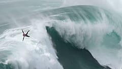 Francês Eric Rebiere é projetado pelas ondas XXL do "canhão" da Nazaré