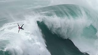 Francês Eric Rebiere é projetado pelas ondas XXL do "canhão" da Nazaré