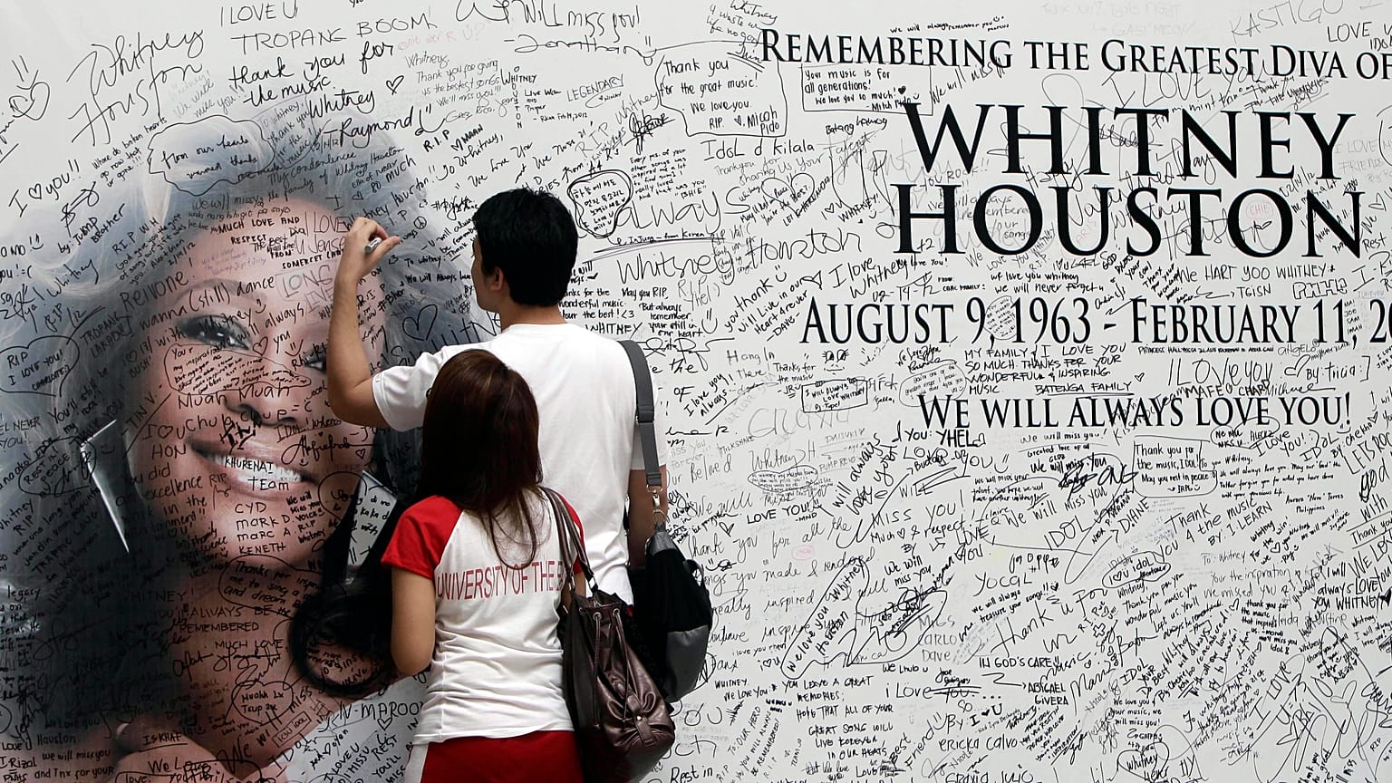 Fãs de Whitney Houston assinam muro de tributo nas Filipinas (2012 - imagem de arquivo)