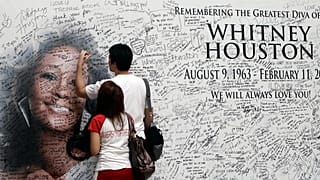 Fãs de Whitney Houston assinam muro de tributo nas Filipinas (2012 - imagem de arquivo)