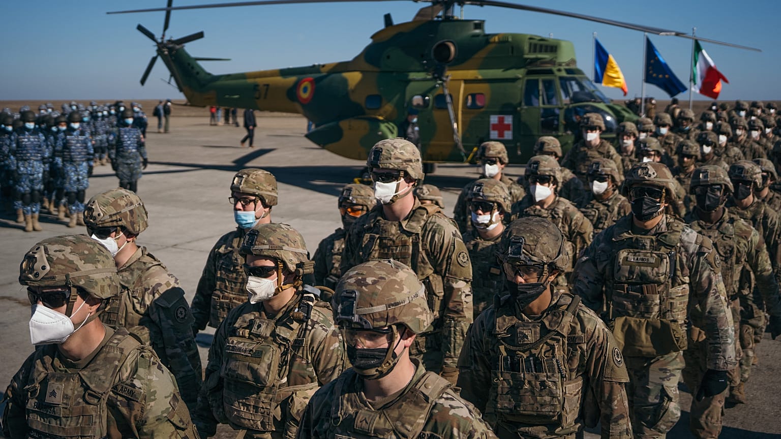 I militari statunitensi della NATO durante una cerimonia, organizzata l'11 febbraio nella base di Costanza, in occasione della visita del Segretario Generale Jens Stoltenberg