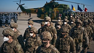 I militari statunitensi della NATO durante una cerimonia, organizzata l'11 febbraio nella base di Costanza, in occasione della visita del Segretario Generale Jens Stoltenberg