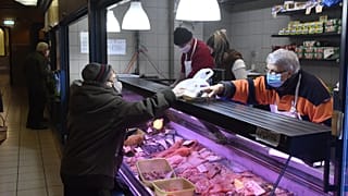 Archív fotó: halárus standja a Fővám téri központi vásárcsarnokban 