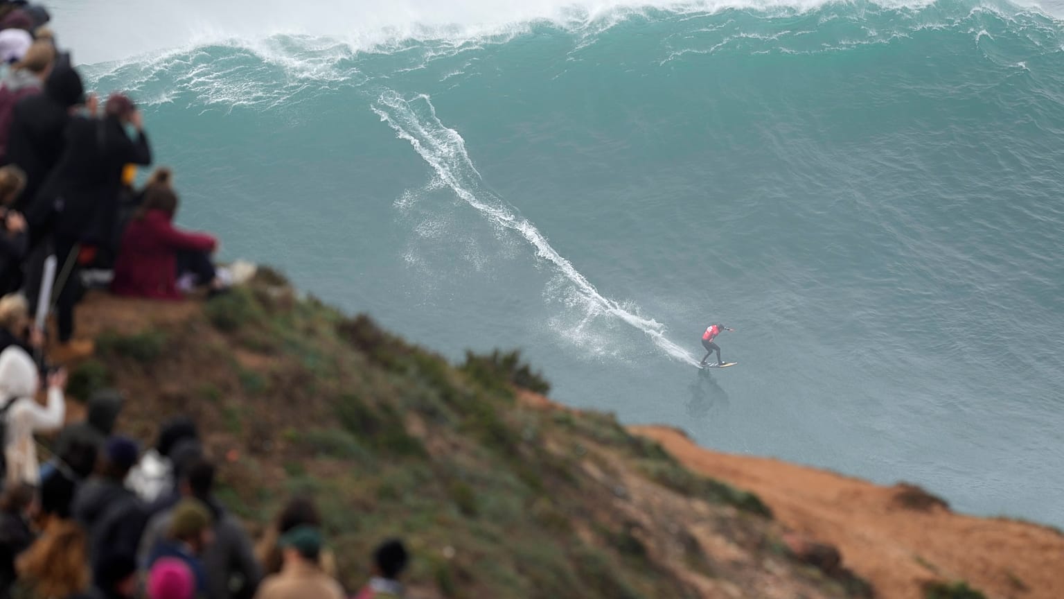 Schaulustige beobachten Wellenreiter Nic von Rupp in Nazaré