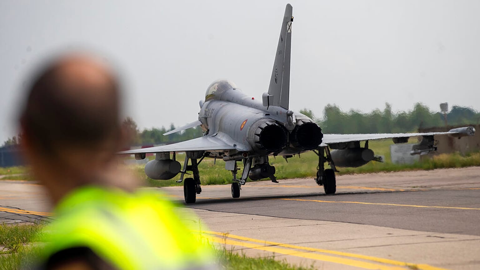 El piloto del avión de combate español Eurofighter Typhoon se prepara para despegar durante la Misión de Vigilancia Aérea en el Báltico de la OTAN en 2021