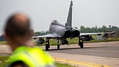 El piloto del avión de combate español Eurofighter Typhoon se prepara para despegar durante la Misión de Vigilancia Aérea en el Báltico de la OTAN en 2021