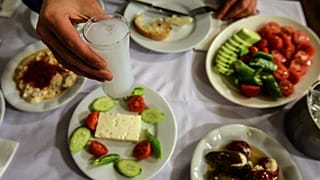 Турки стали меньше ходить в рестораны и бары 