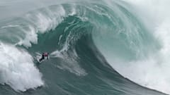 Les surfeurs s'attaquent aux grosses vagues du Tow Surfing Challenge au Portugal
