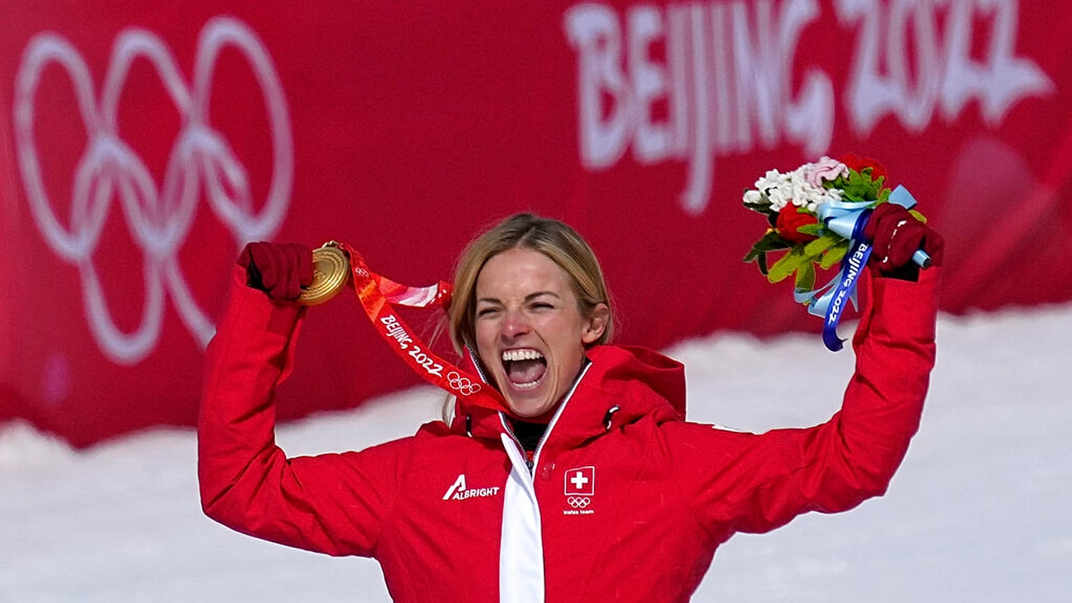 Lara Gut-Behrami exulte sur le podium olympique