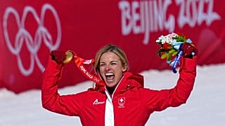 Lara Gut-Behrami exulte sur le podium olympique