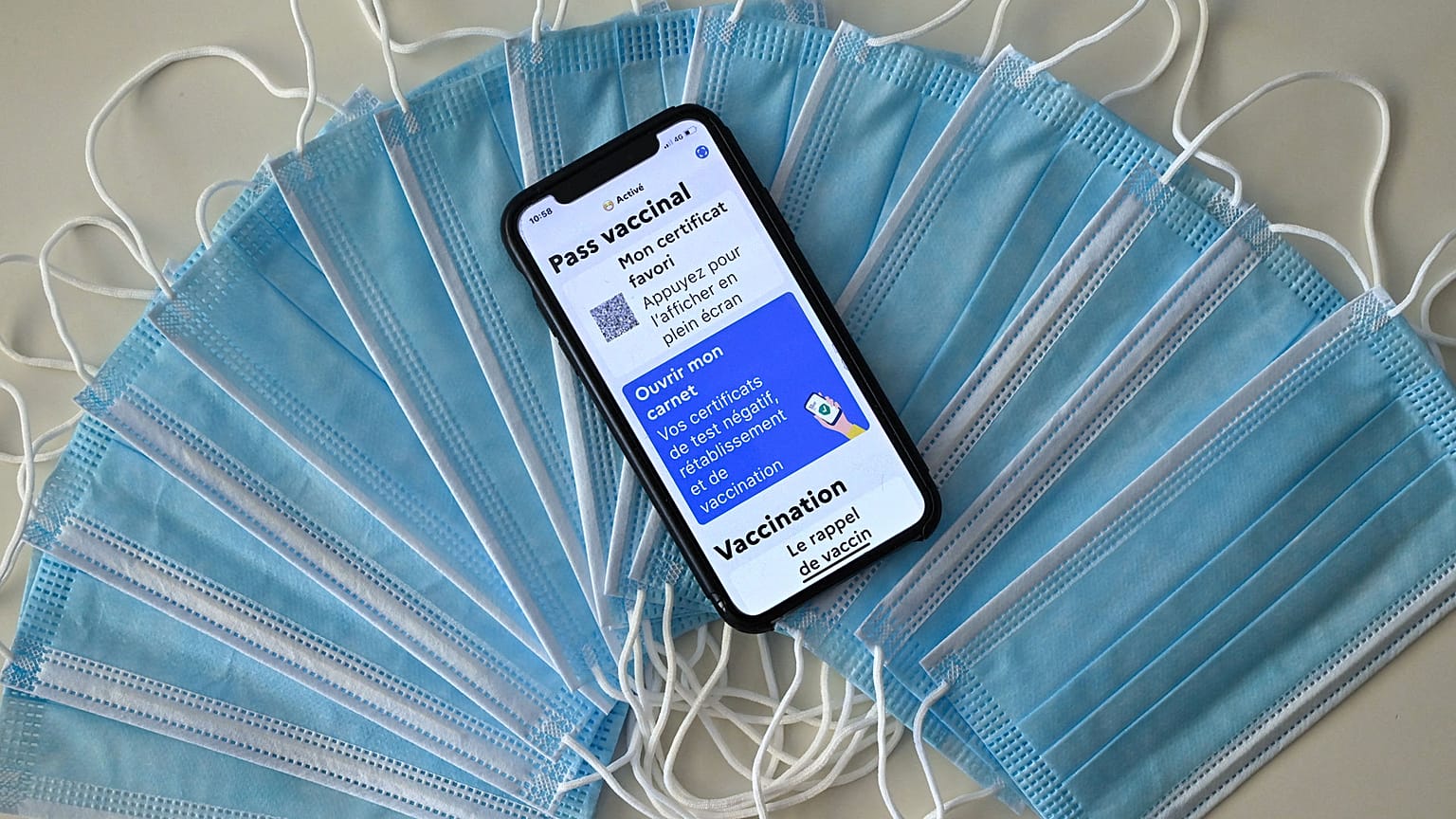 Masques et smartphone affichant l'application française "TousAntiCovid"