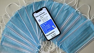 Masques et smartphone affichant l'application française "TousAntiCovid"