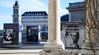 A Nemes Nagy Ágnes, Kossuth-díjas költő, műfordító, esszéíró és pedagógus életművét bemutató szabadtéri kiállítás a Várkert Bazár panoráma teraszán 2022. február 9-én.