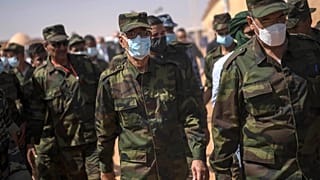 إبراهيم غالي، رئيس جبهة البوليساريو، في الوسط، في مخيم دجلة للاجئين بولاية تندنوف، الجزائر، الثلاثاء 12 أكتوبر 2021