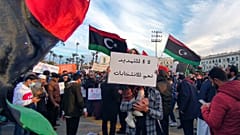 ليبيون يتظاهرون في العاصمة طرابلس رفضاً للتمديد ومطالبة بالانتخابات 