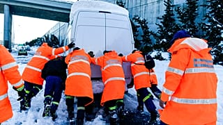 Προσπάθεια απεγκλωβισμού οχήματος στην Αττική Οδό κατά τη διάρκεια της κακοκαιρίας Ελπίς